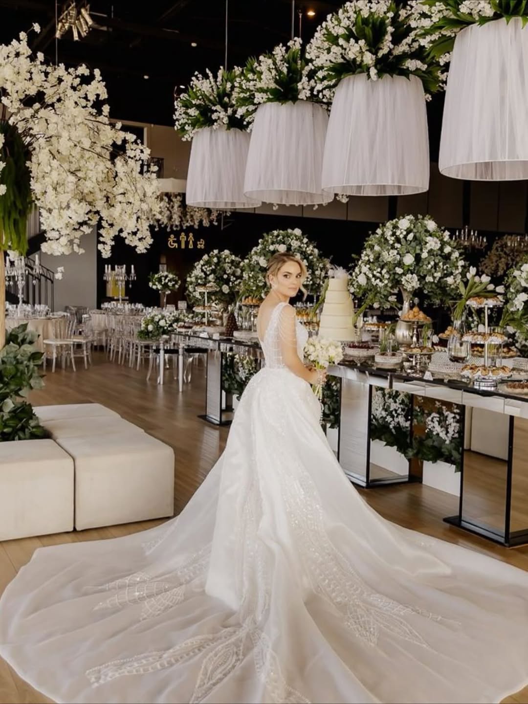 Mesa de buffet decorada pela Zander Eventos