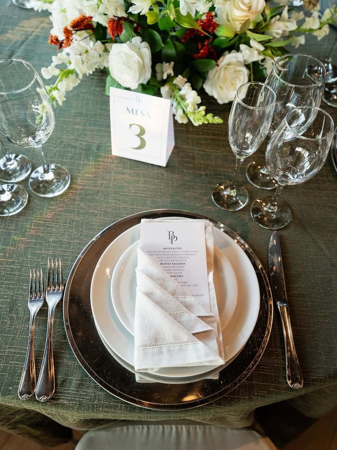 Equipe Zander Eventos montando buffet em casamento em Ponta Grossa